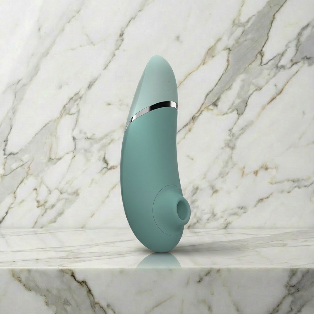 Womanizer Next in zwart op elegante ondergrond