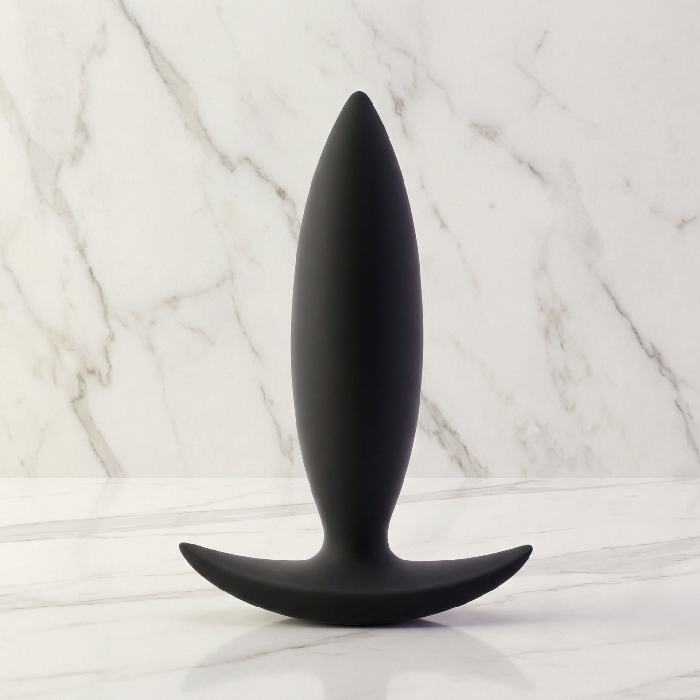 Zwarte slanke buttplug van De Paarse Keizerin op witte achtergrond, ideaal voor beginners