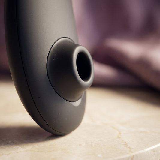 Womanizer luchtdruk vibrator modellen elegant uitgestald op een stijlvolle achtergrond met premium uitstraling en design