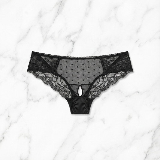 Close-up van het delicate kantwerk en open kruisdetail van dit elegante slipje, maat S/M