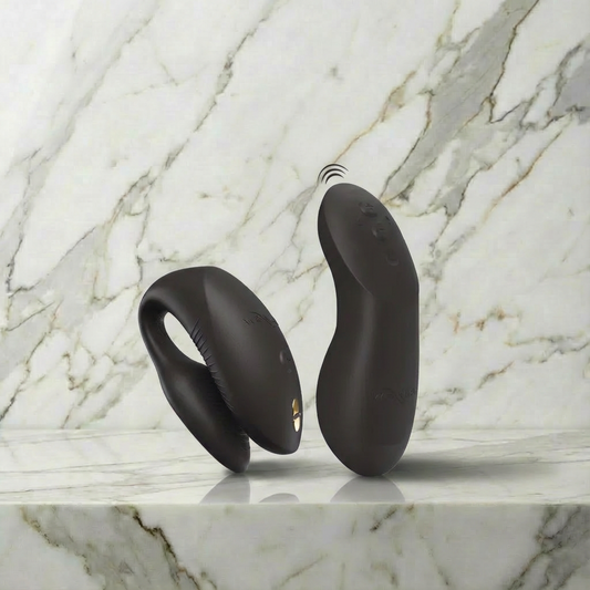 We-Vibe Chorus Pro zwarte couples vibrator vooraanzicht op witte achtergrond