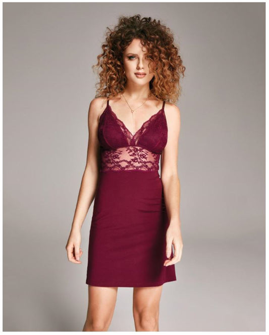 Zijaanzicht paars Vanilla nachtjurkje maat M, toont de gracieuse pasvorm en elegante silhouet