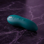 Zijaanzicht We-Vibe Touch X in oranje kleur met ergonomische vorm