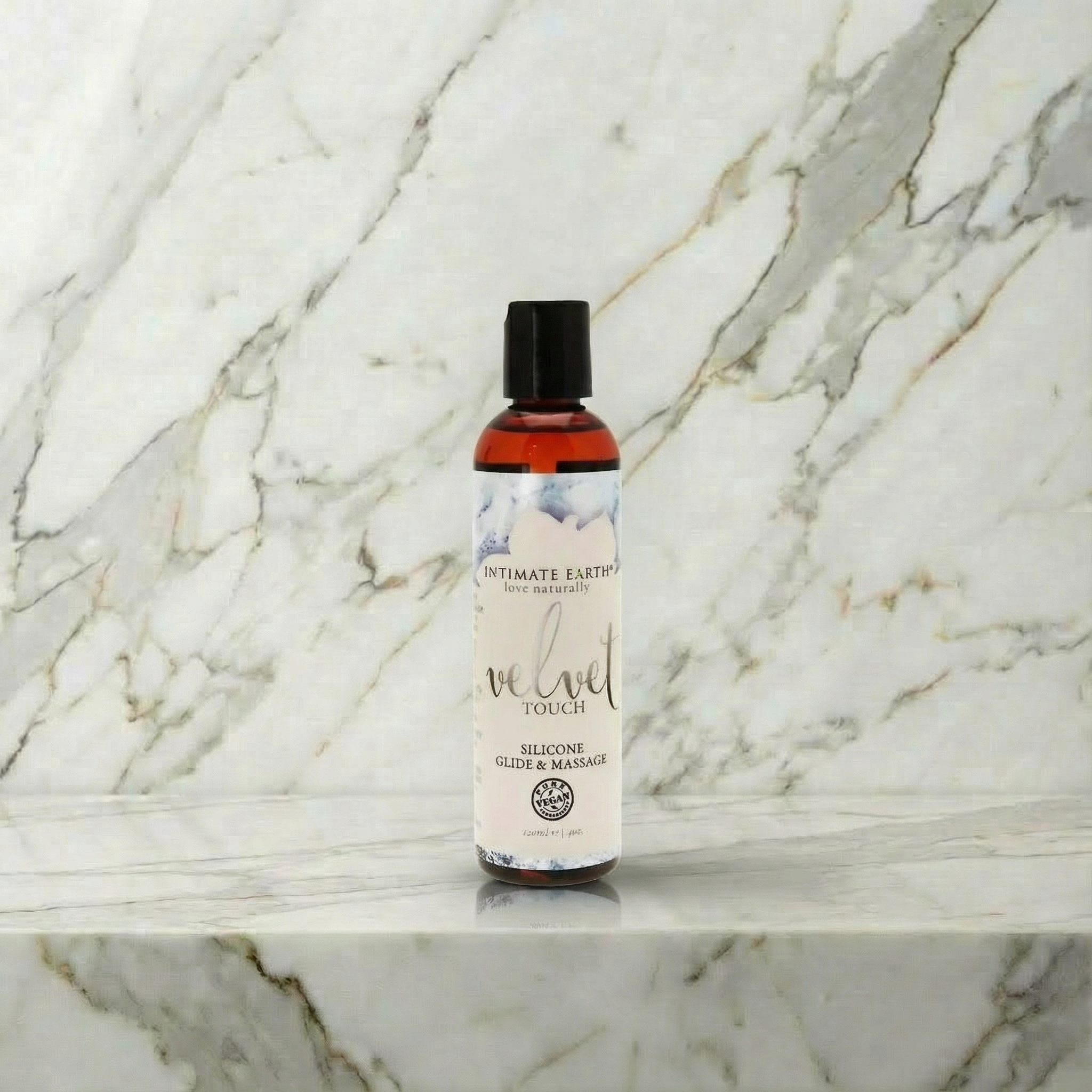 Intimate Earth Velvet siliconen glijmiddel 120ml fles met elegante zwarte pompkop op witte achtergrond