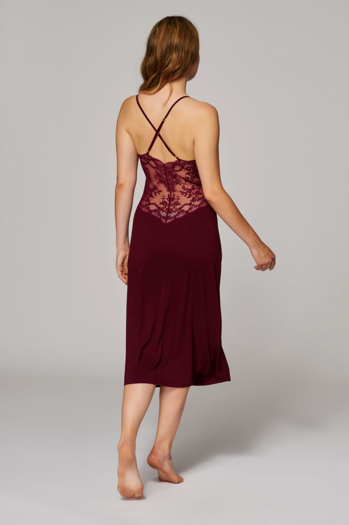 Wijnrode lange nachtjurk van De Paarse Keizerin in maat M, elegante nachtkledij op witte achtergrond