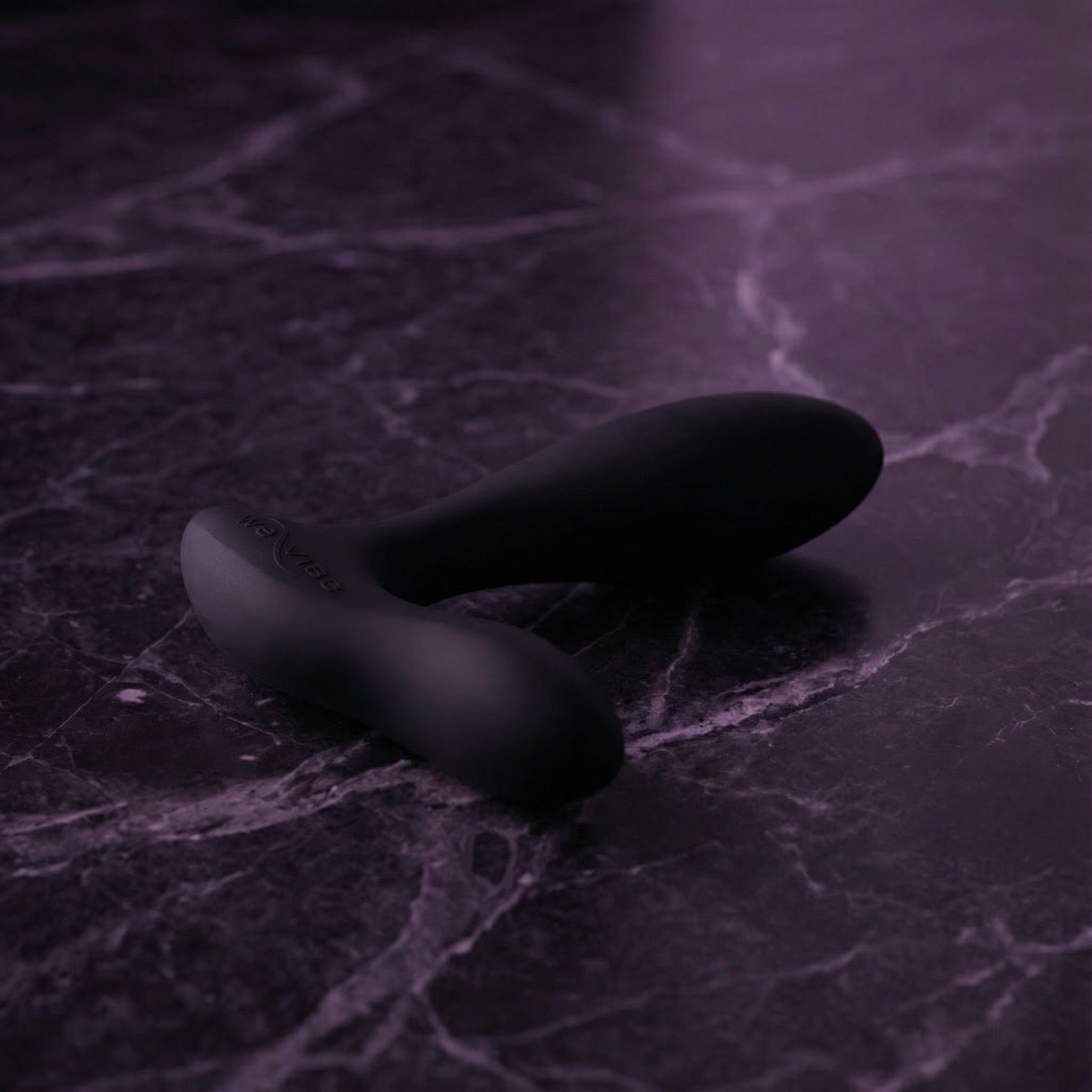 Zijaanzicht zwarte Vector+ prostaatmassager met ergonomische vorm