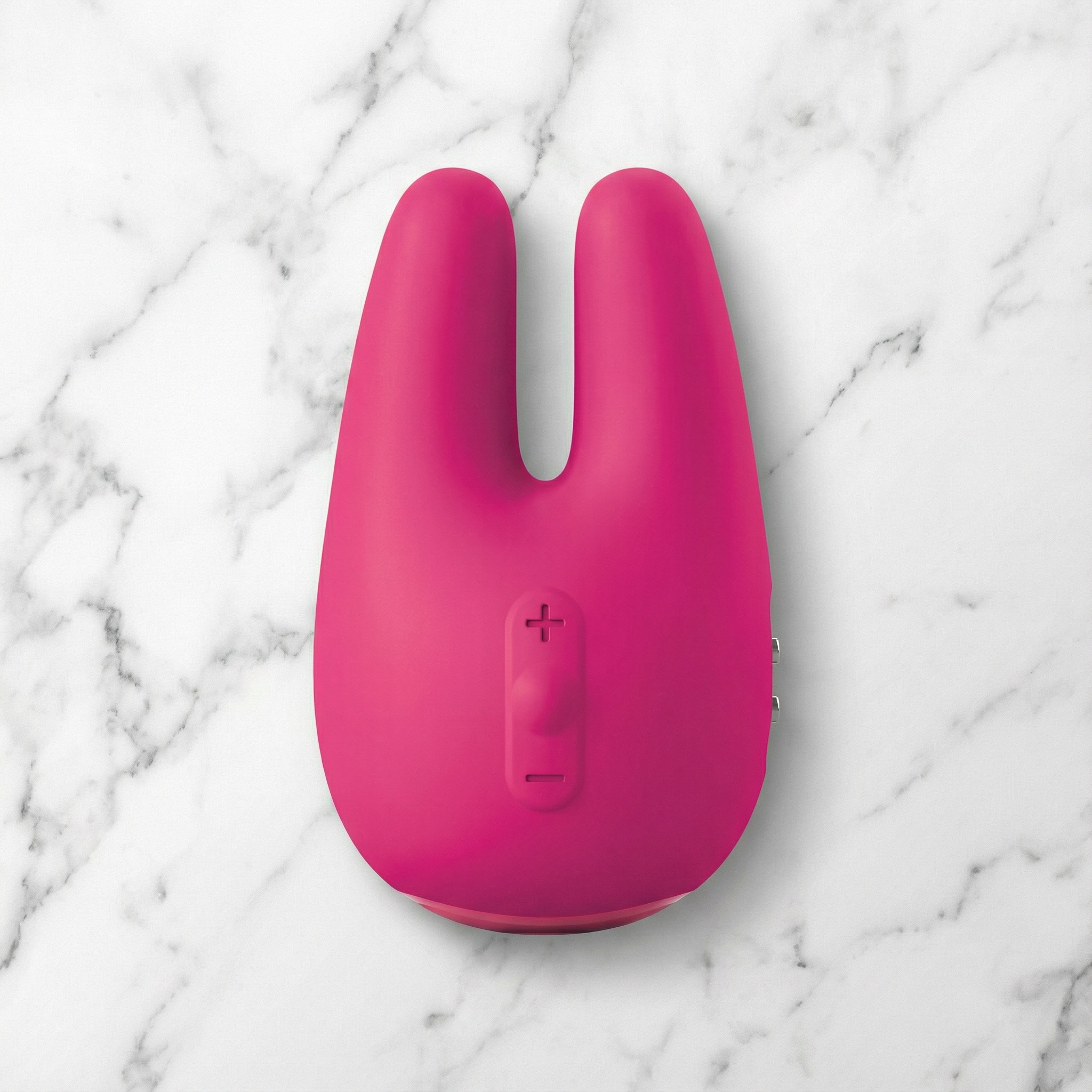 Jimmyjane Form 2 vibrator in roze van De Paarse Keizerin, vooraanzicht op neutrale achtergrond