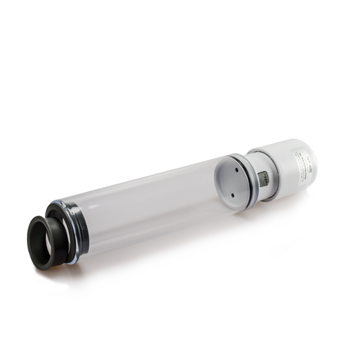 Transparante Vacurex penispomp cilinder met witte pomp en zwarte afdichtring, witte achtergrond