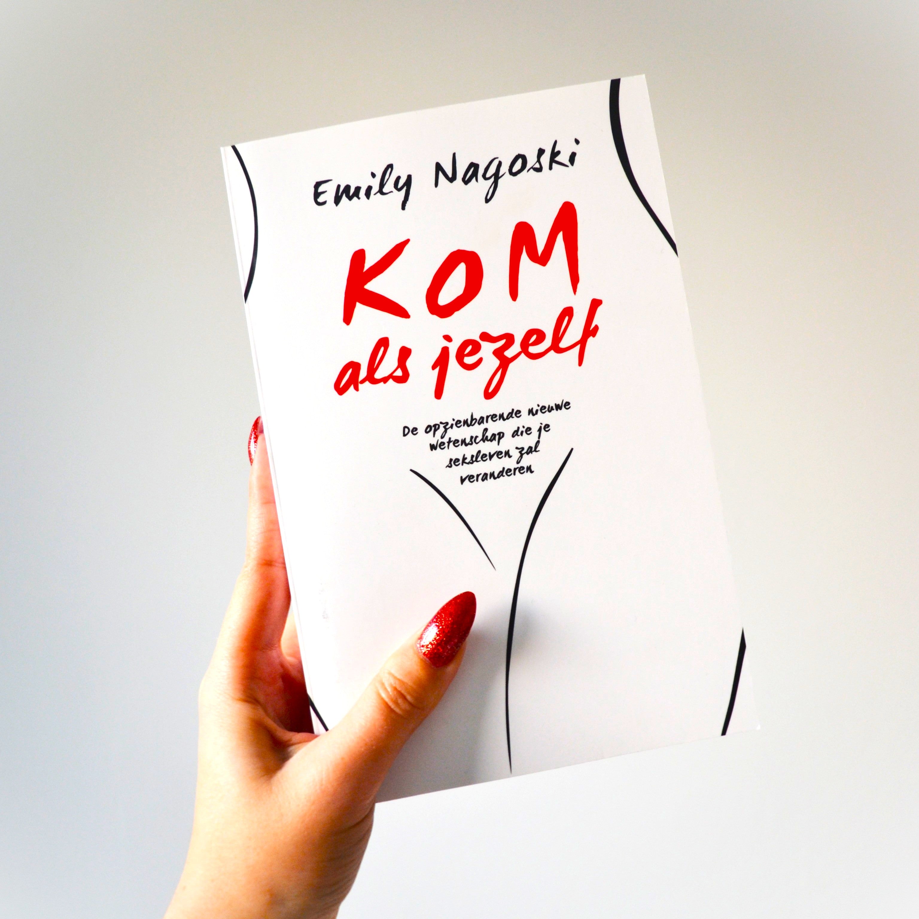 Zijaanzicht boek 'Kom als jezelf' herziene editie met duidelijk zichtbare titel en auteursnaam