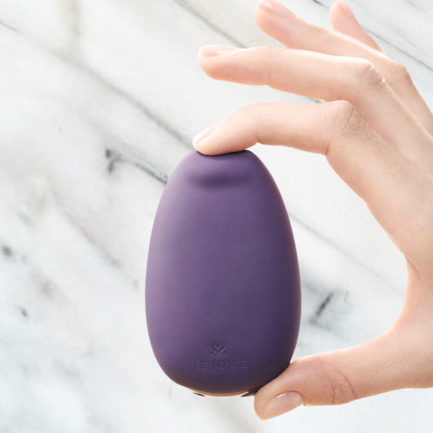 Zwarte Je Joue Mimi Soft Edition op zachte ondergrond in stijlvolle sfeervolle setting