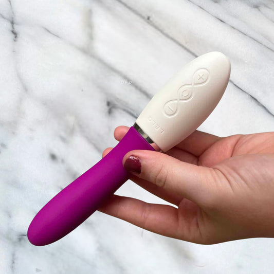 Sfeervolle styling Lelo Liv 3 vibrator in elegante omgeving