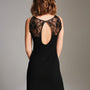 Zijaanzicht zwart Vanilla nachtjurkje maat S met elegante ruguitsnijding van De Paarse Keizerin