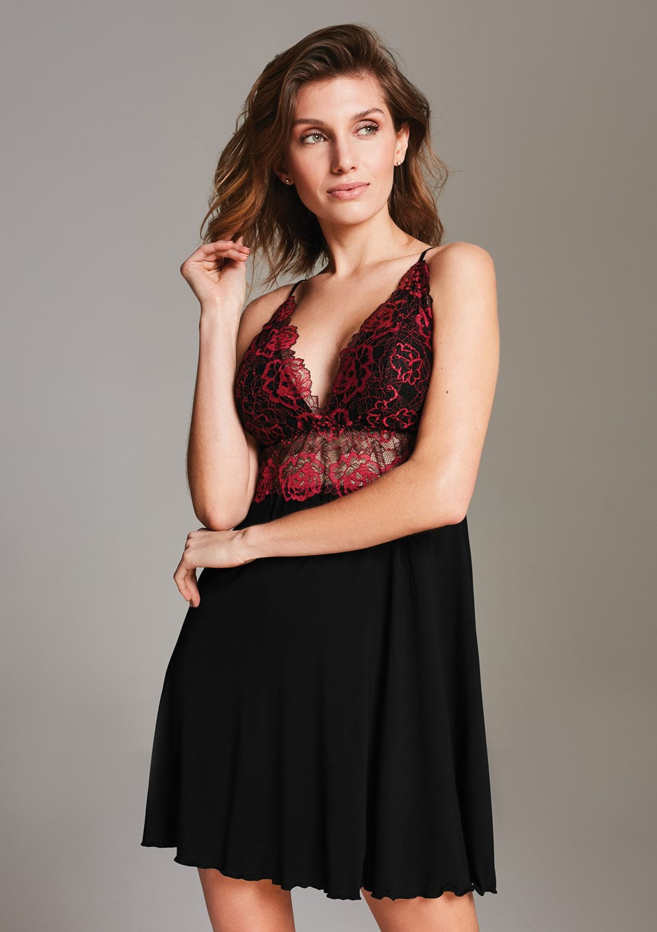 Rosa Vanilla nachtjurkje zwart met rood kanten décolleté, voorzijde gedragen door model