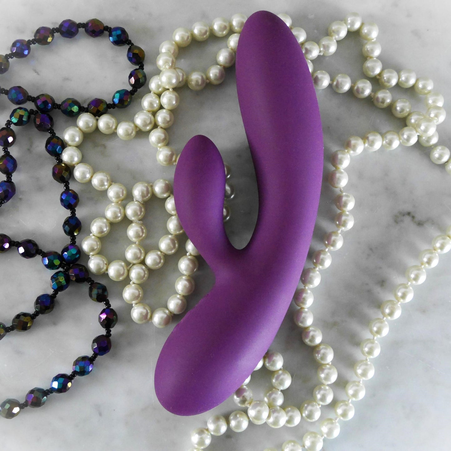 Elegante verpakking van Yed Prior vibrator met discrete presentatie en accessoires