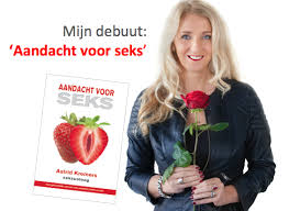Auteur Astrid Kremers met rode roos en haar boek Aandacht voor seks