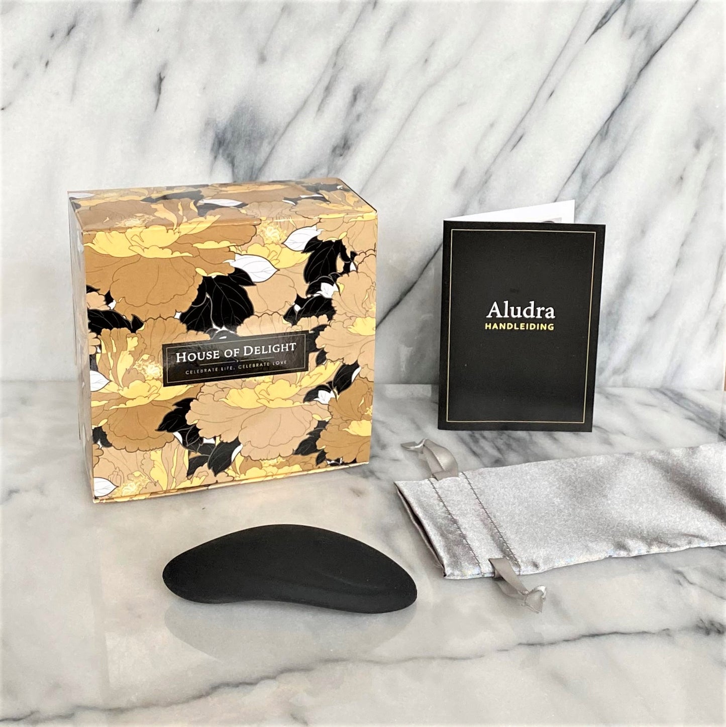 Aludra stimulator met geschenkdoos, handleiding en zilverkleurig opbergzakje