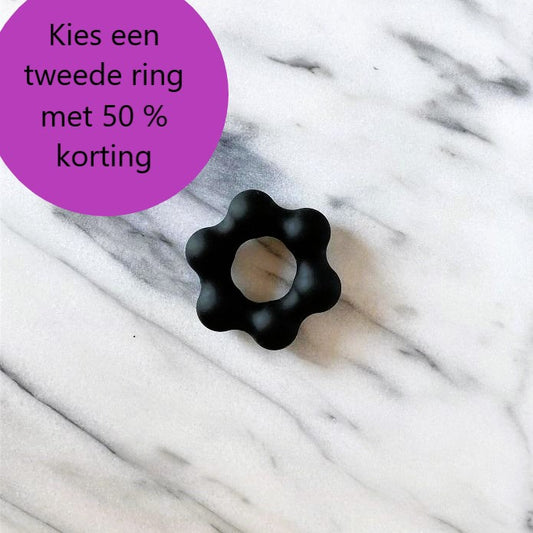 Zwarte Beaded Pleasure Ring op marmer met actie: tweede ring met 50% korting