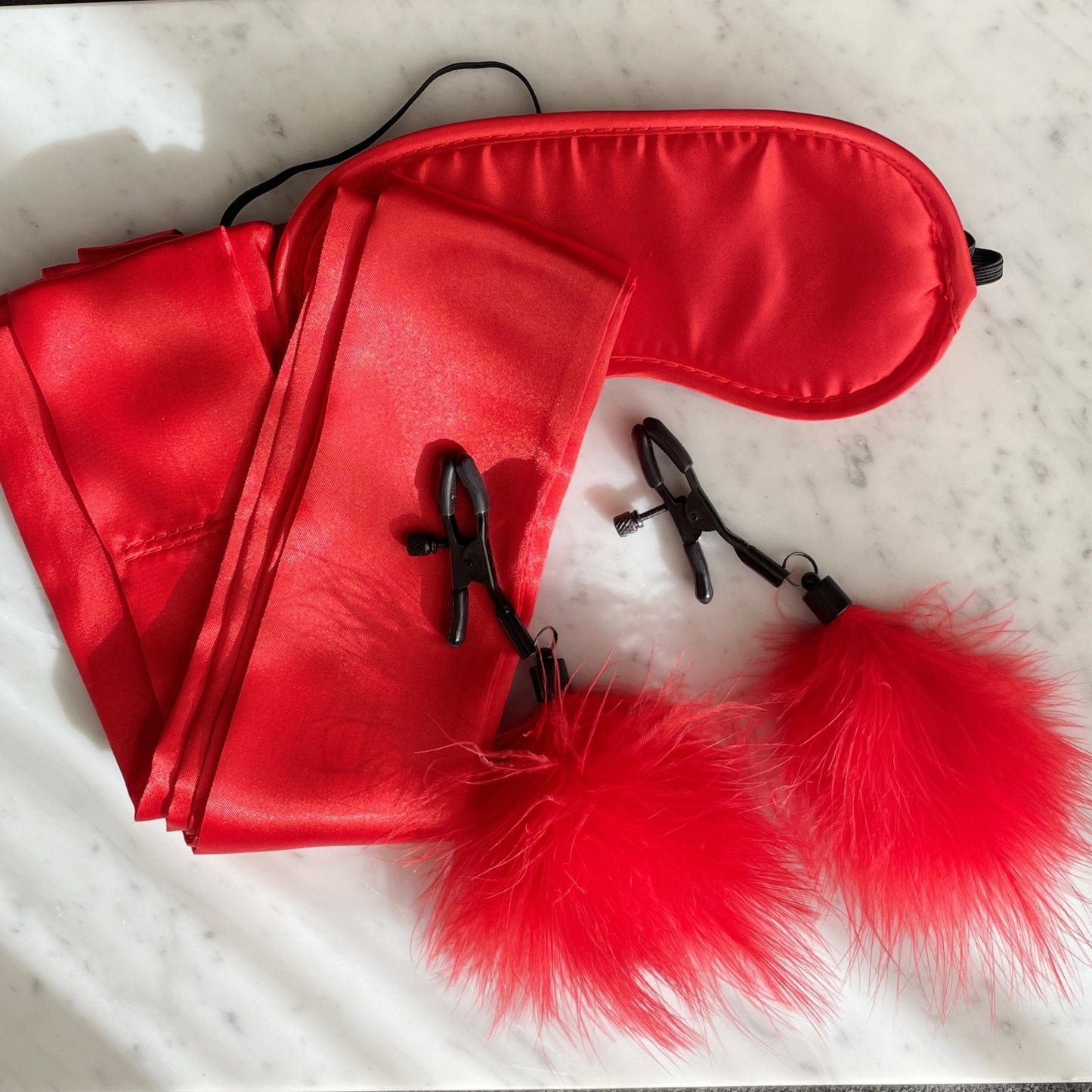 Close-up detail van het hoogwaardige rode materiaal en afwerkingen van De Paarse Keizerin bondage kit