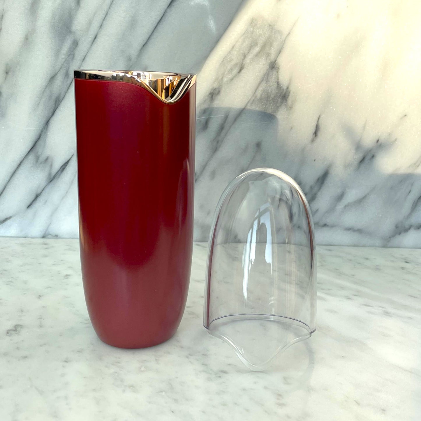 Close-up van bedieningsknoppen op bordeauxrode wandmassager