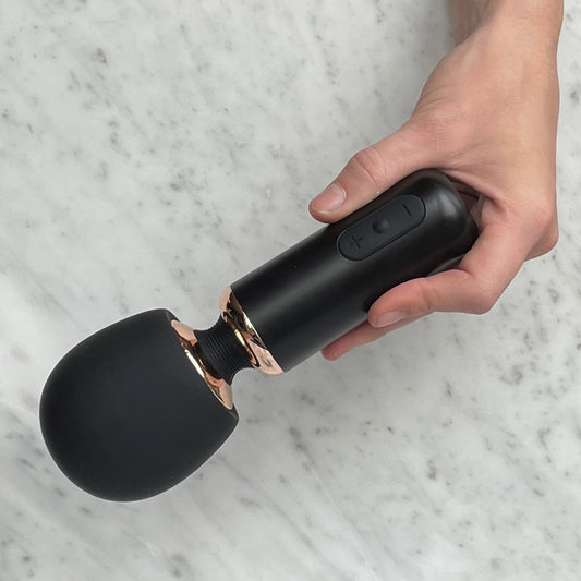 Wand Massager Bossy van De Paarse Keizerin op witte achtergrond, elegante vormgeving met krachtige motor
