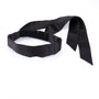 Zwarte satijnen blinddoek met elastiek en lange linten op witte achtergrond