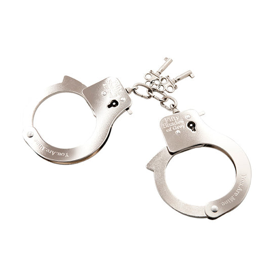 Metalen handboeien You are Mine van De Paarse Keizerin op witte achtergrond, onderdeel van Vijftig Tinten Grijs collectie