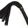 Zijaanzicht van handvriendelijke beginner flogger met ergonomische handgreep en flexibele zweepjes