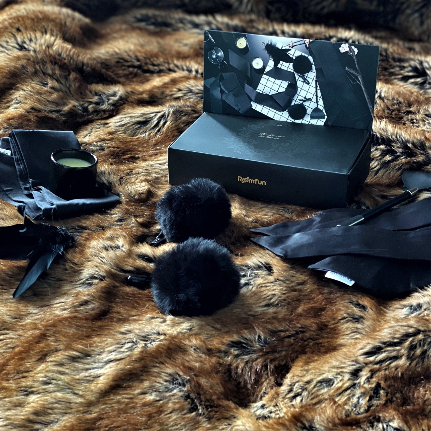 Box Love and Play zijaanzicht met zichtbare accessoires