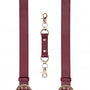Close-up van zachte voering en metalen gespen van burgundy intimate accessoires