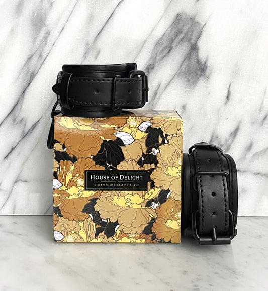 Close-up detail van hoogwaardige gesp en zachte voering van de handboeien