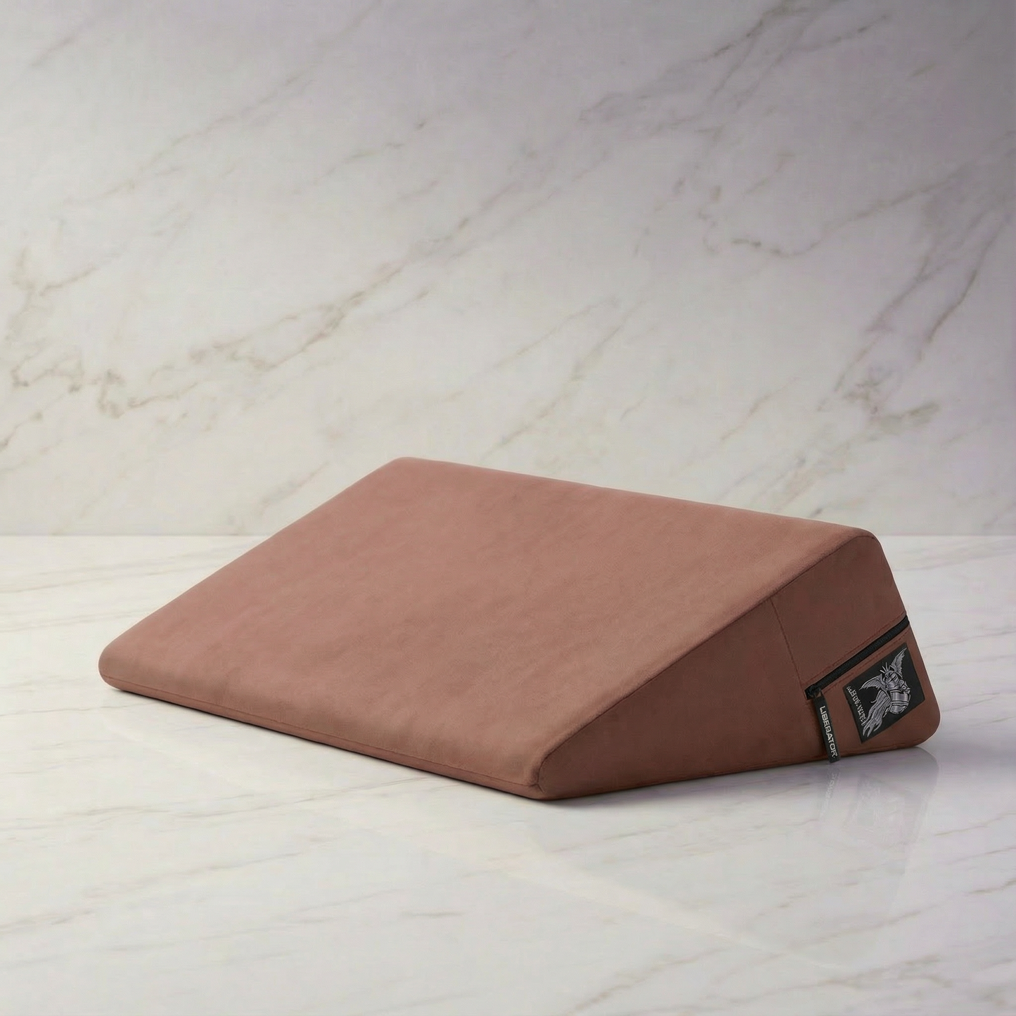 Liberator Wedge in rood op donkere achtergrond met sfeervolle verlichting