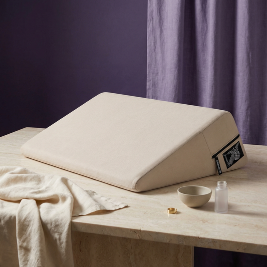 Liberator Wedge in rood vanuit zijaanzicht met zichtbare ergonomische vorm