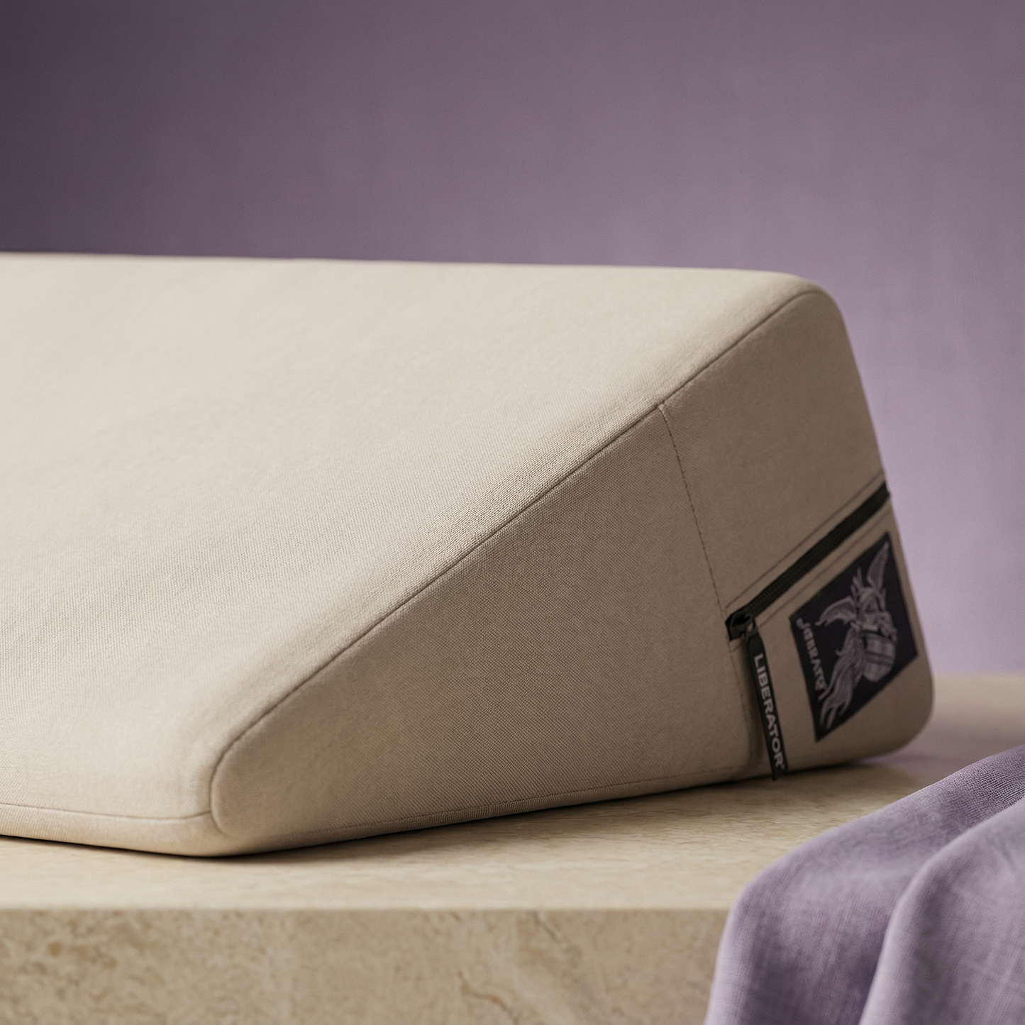 Rode Liberator Wedge geplaatst op bed in sfeervolle slaapkamer setting