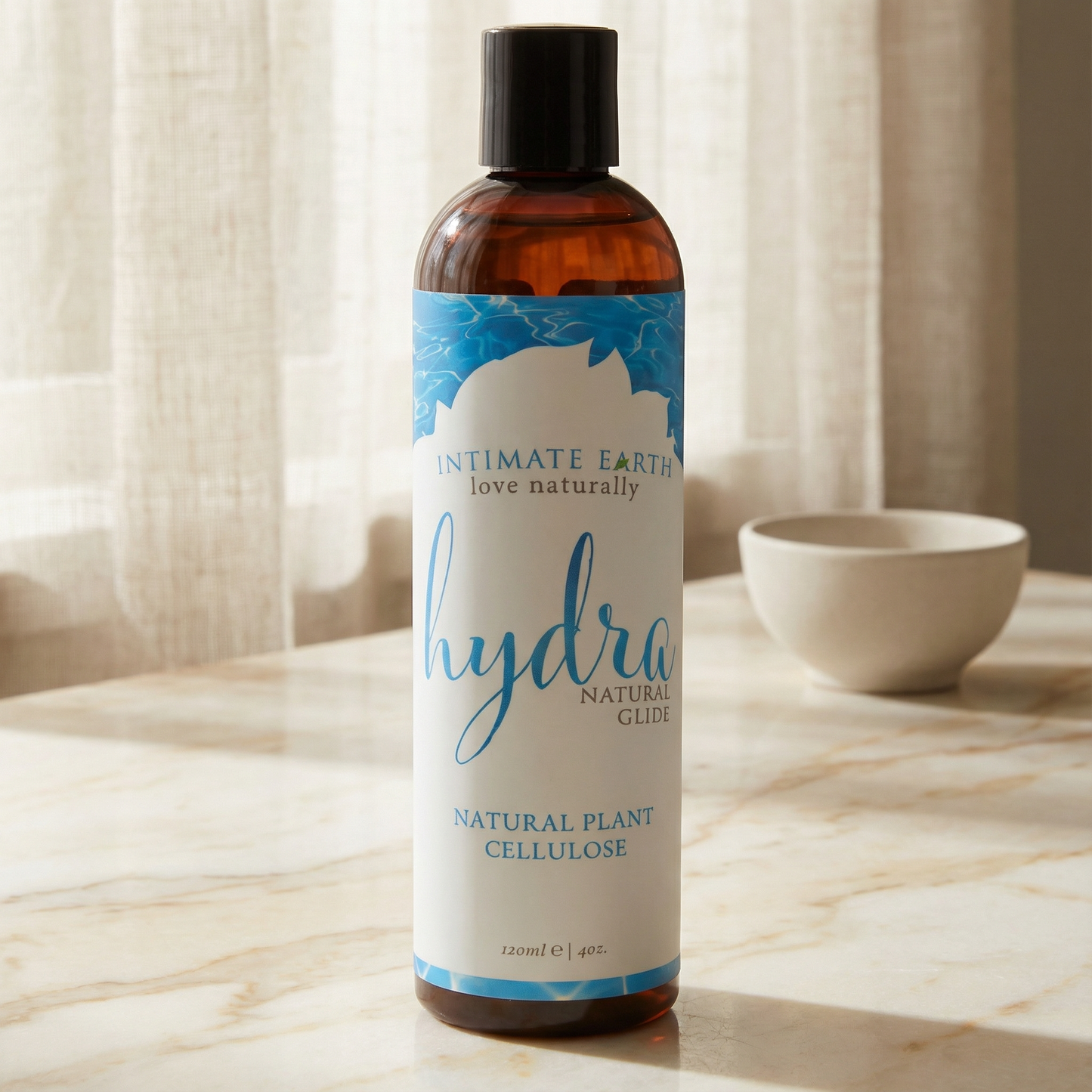 Close-up van Intimate Earth Hydra Glide pompje en ingrediënteninformatie op etiket