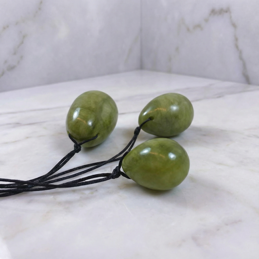 Set van drie groene jade yoni eitjes van De Paarse Keizerin op witte achtergrond