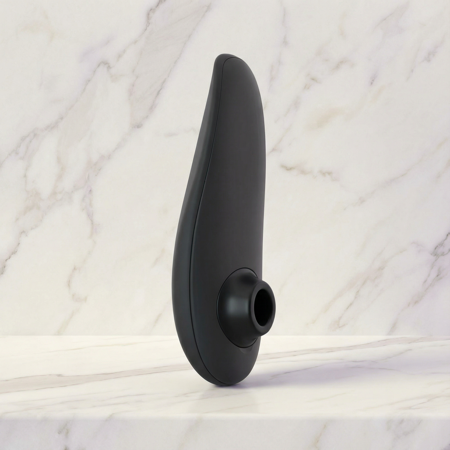 Womanizer Classic 2 in zwart op witte achtergrond, vooraanzicht van de intimate wellness stimulator