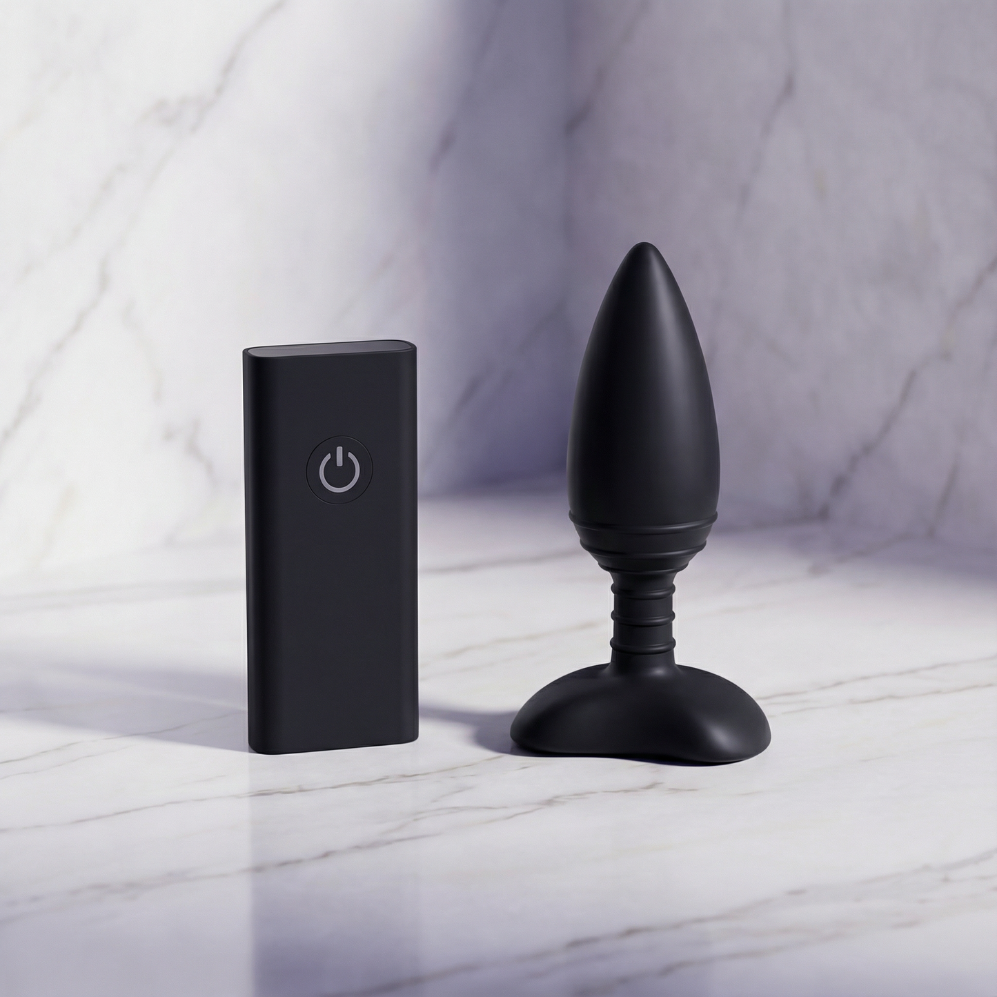 Nexus vibrerende buttplug small met afstandsbediening op neutrale achtergrond