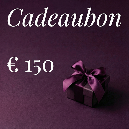 Sfeervolle presentatie van €10 waardebon omringd door paarse decoratie-elementen