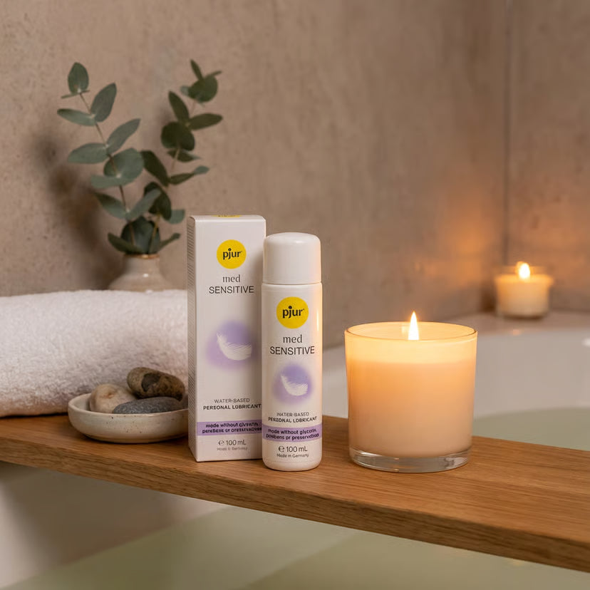 Zijaanzicht van Pjur Med Sensitive intiem glijmiddel tube met productinformatie en doseerknop