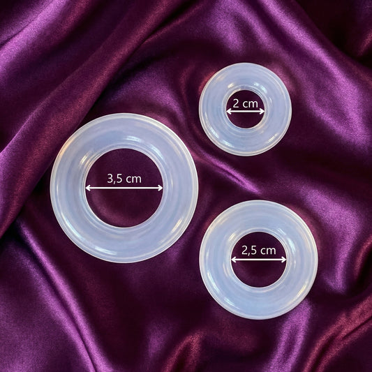 Zijaanzicht van paarse cockring Basic maat S met gladde afwerking