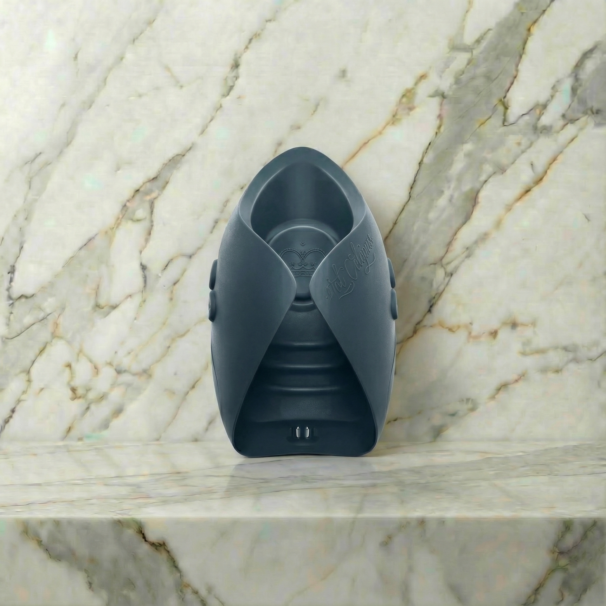 Octopuss Pulse Solo Essential stimulator in zwart, vooraanzicht op neutrale achtergrond