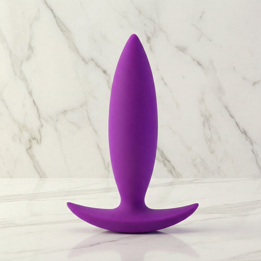 Zijaanzicht zwarte beginner buttplug met ergonomische vorm en brede basis voor veilig gebruik