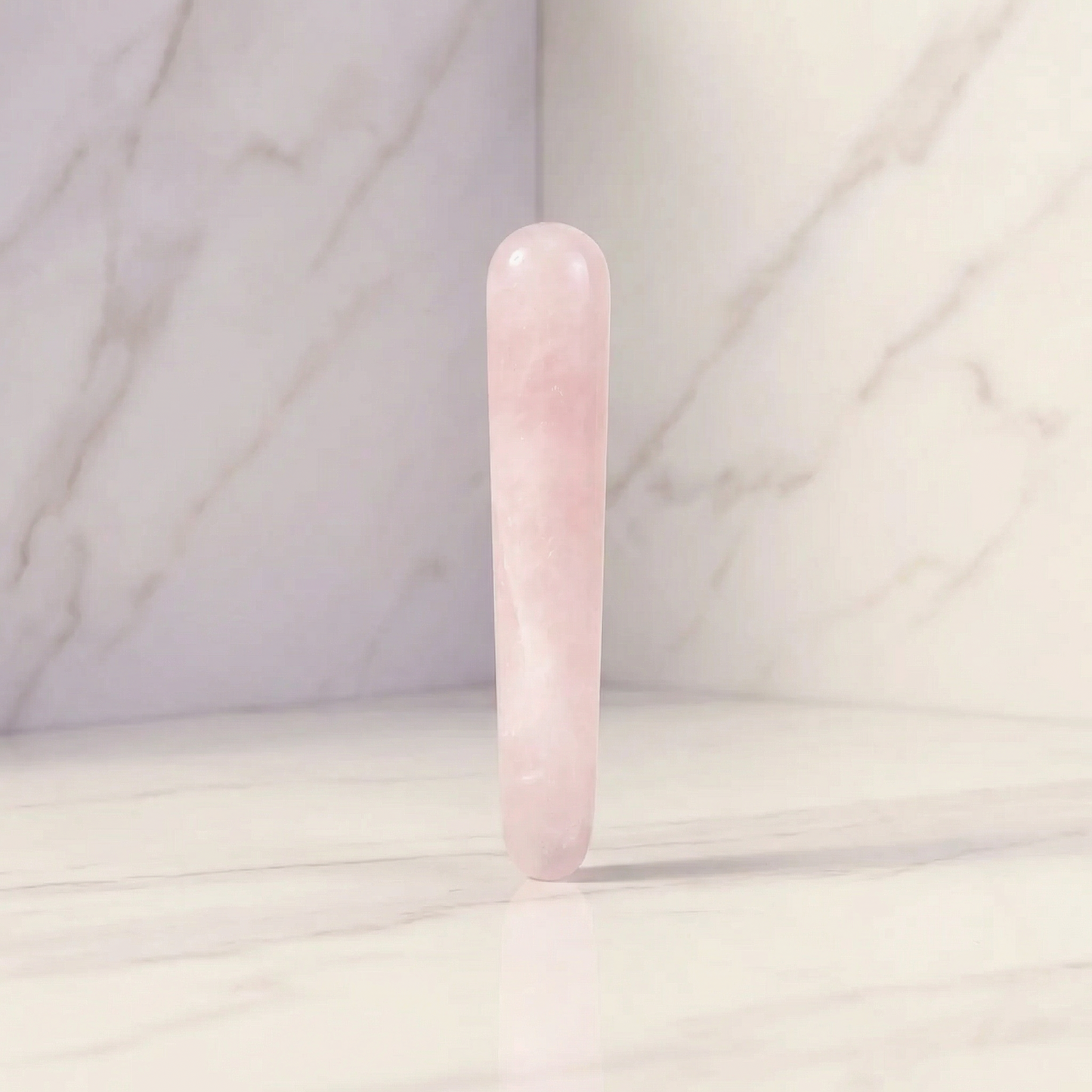 Roze yoni wand van rose quartz van De Paarse Keizerin op witte achtergrond, small formaat