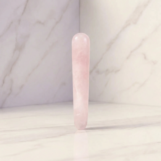 Roze yoni wand van rose quartz van De Paarse Keizerin op witte achtergrond, small formaat