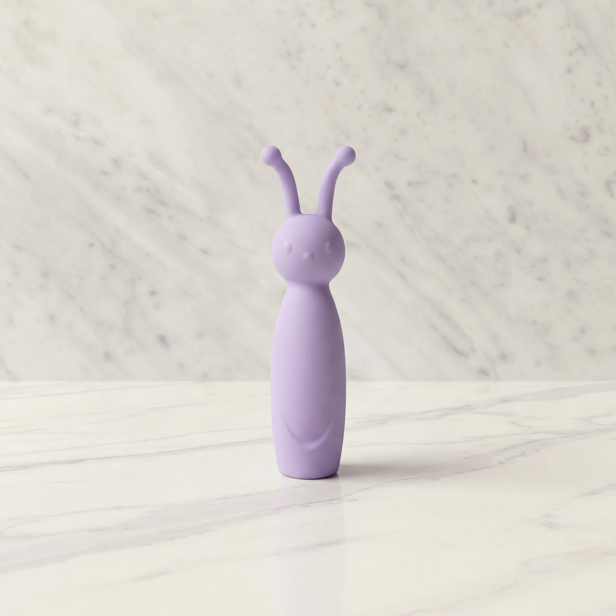 Lila Bee mini vibrator van De Paarse Keizerin in paarse kleur op witte achtergrond