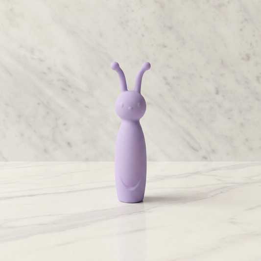 Lila Bee mini vibrator van De Paarse Keizerin in paarse kleur op witte achtergrond