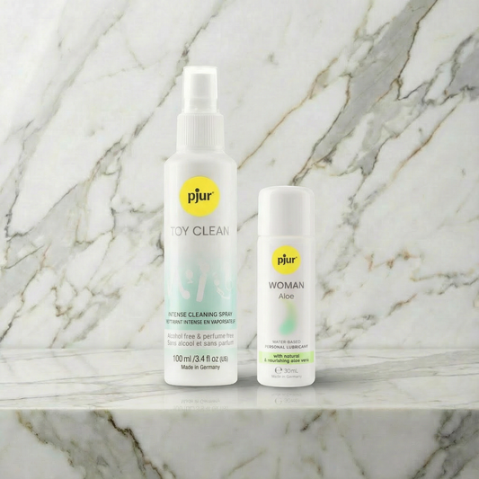 Pjur combiset met reiniger en glijmiddel van De Paarse Keizerin op witte achtergrond