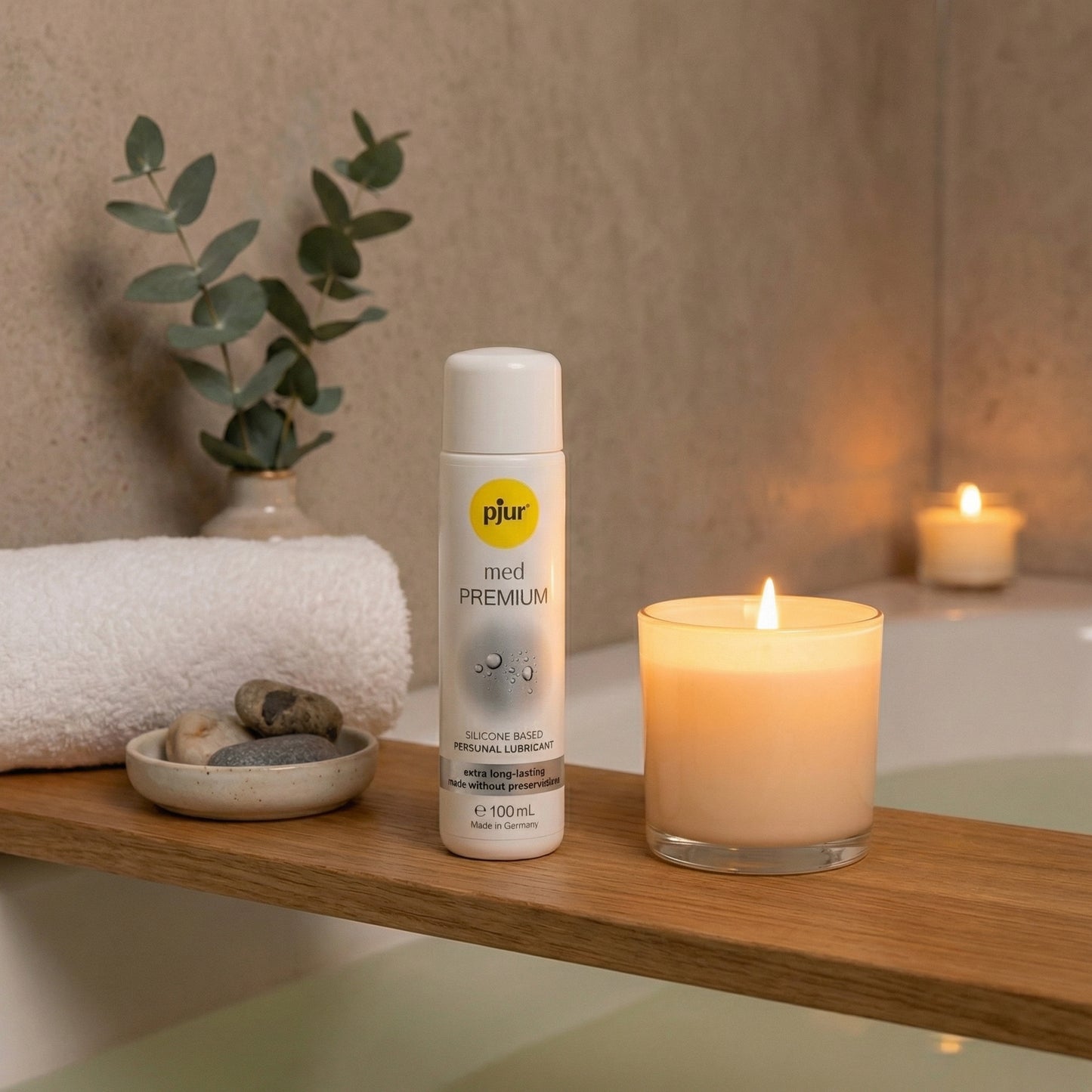 Zijaanzicht van twee Pjur Med Premium Glide flesjes met pompje, dermatologisch getest glijmiddel