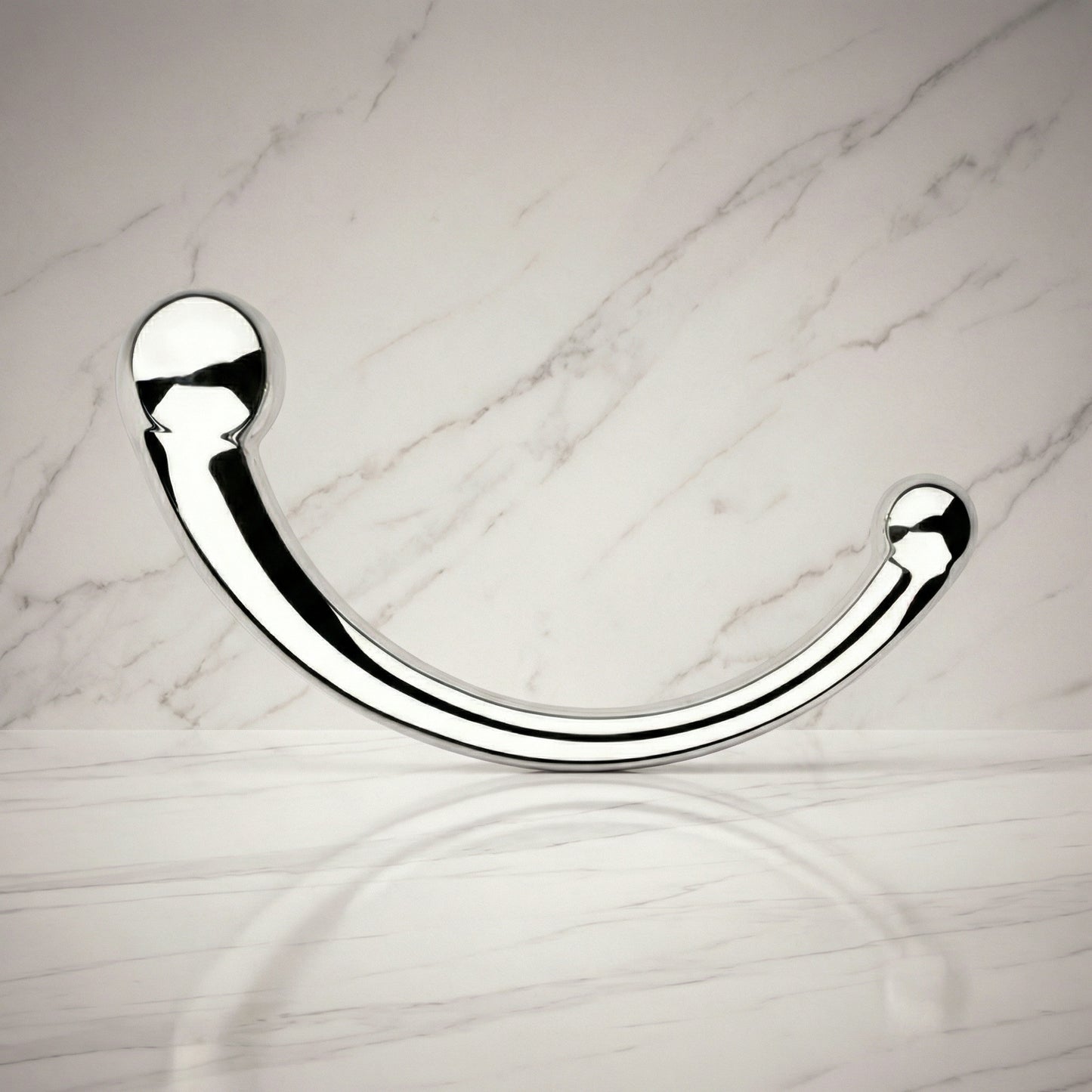 NJoy Pure Wand van roestvrij staal met gebogen vorm en verdikking aan beide uiteinden op witte achtergrond