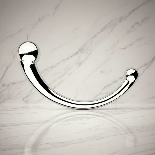 NJoy Pure Wand van roestvrij staal met gebogen vorm en verdikking aan beide uiteinden op witte achtergrond